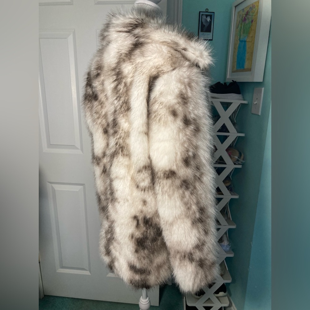 Elegant Faux Fur Coat in Gray and White - Picture 9 of 15